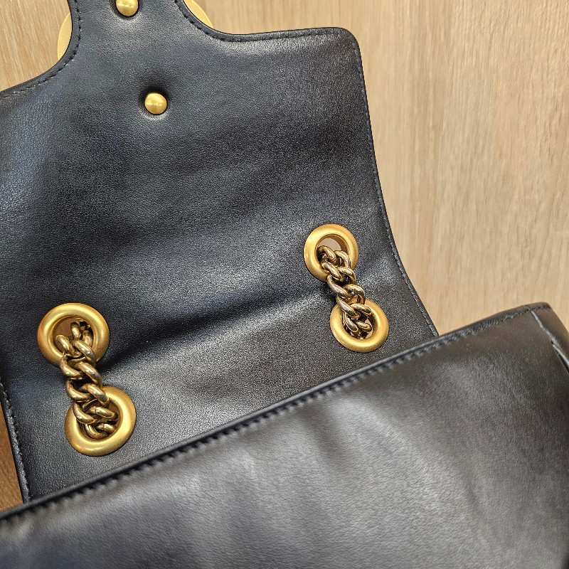 [超高CP值包款❣️] Gucci黑牛皮霧金釦山形紋方形馬夢肩斜背包-24