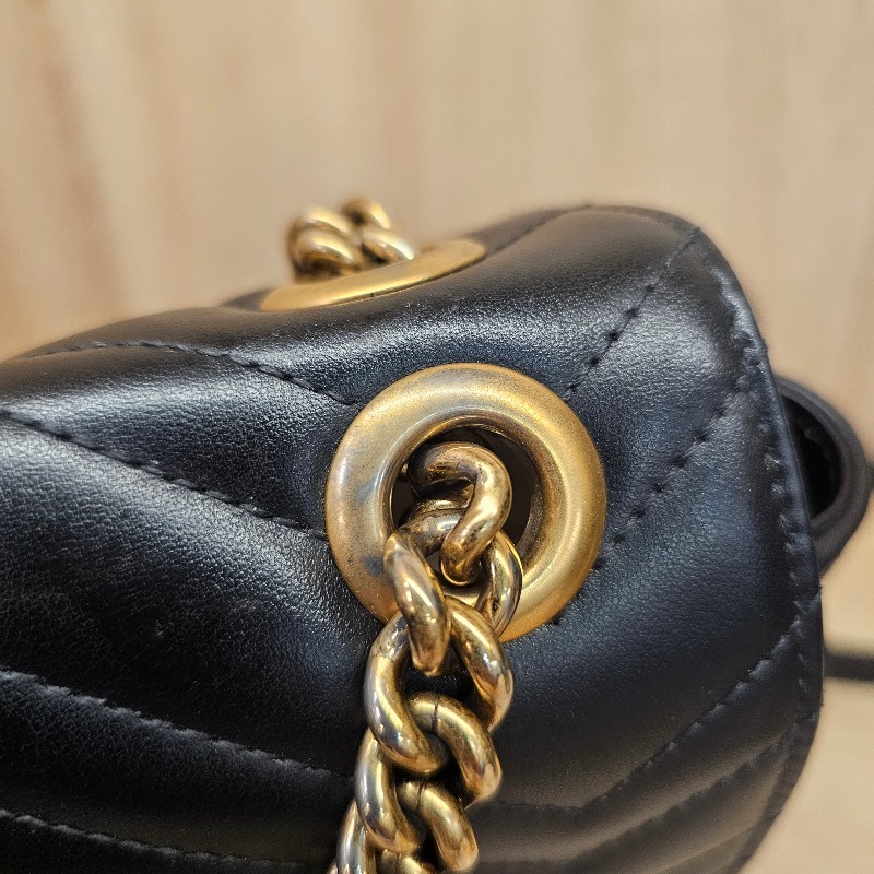 [超高CP值包款❣️] Gucci黑牛皮霧金釦山形紋方形馬夢肩斜背包-26