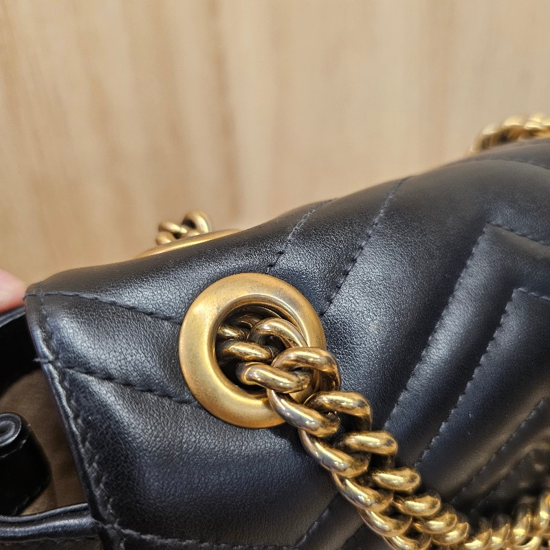 [超高CP值包款❣️] Gucci黑牛皮霧金釦山形紋方形馬夢肩斜背包-27