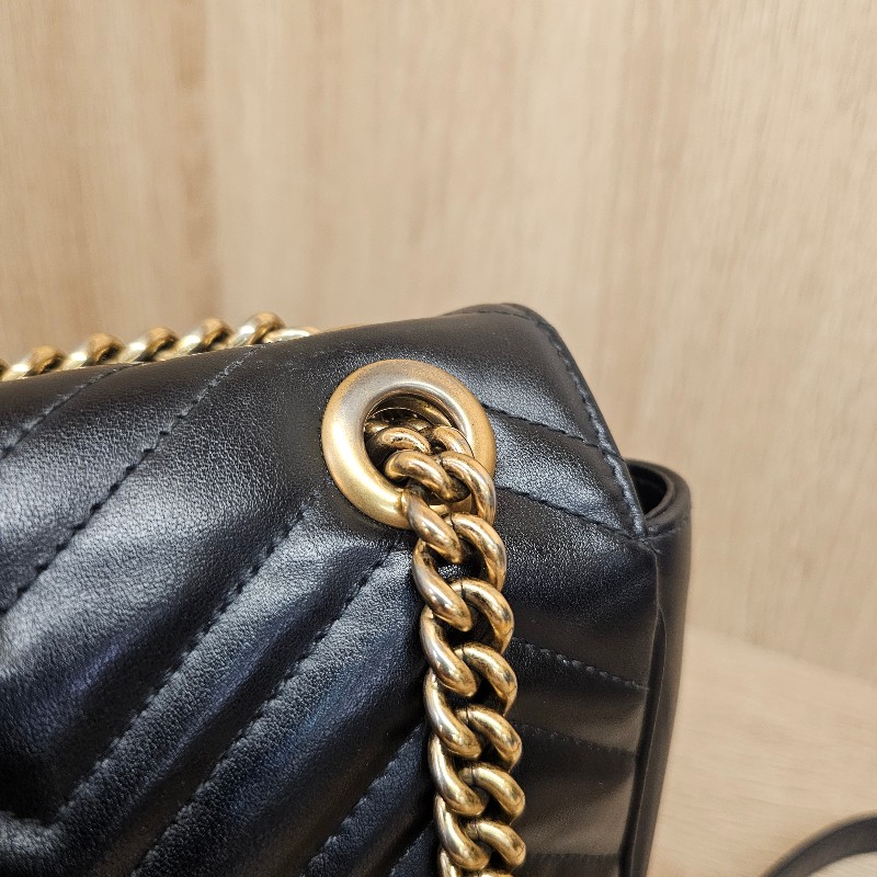 [超高CP值包款❣️] Gucci黑牛皮霧金釦山形紋方形馬夢肩斜背包-28