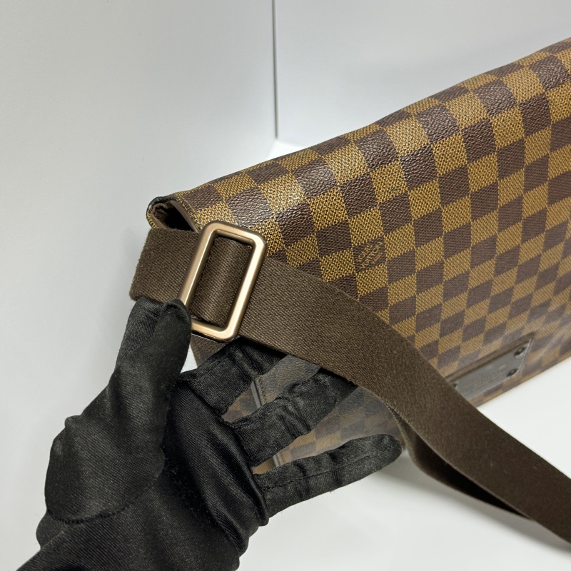 【超級新🆕】 LV Brooklyn 經典棋盤格 男女通用 斜背包（專櫃10.3萬）-13