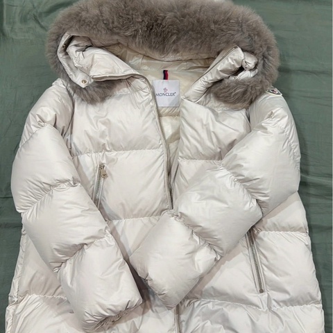 月光白羊毛領厚款Moncler 外套