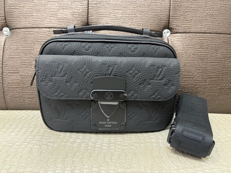 LV 黑牛皮壓紋S-Lock郵差包 M58489-0