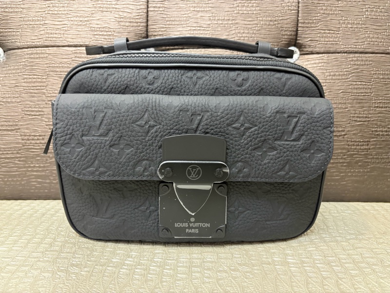 LV 黑牛皮壓紋S-Lock郵差包 M58489-1