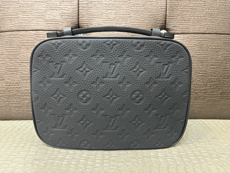 LV 黑牛皮壓紋S-Lock郵差包 M58489-2