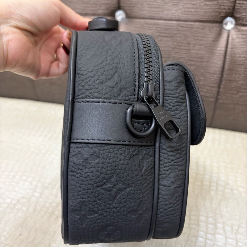 LV 黑牛皮壓紋S-Lock郵差包 M58489-3