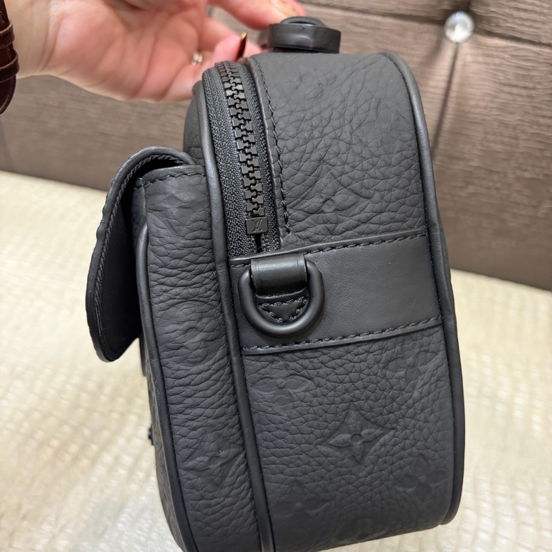 LV 黑牛皮壓紋S-Lock郵差包 M58489-4