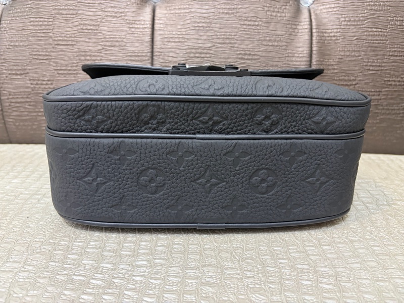 LV 黑牛皮壓紋S-Lock郵差包 M58489-5