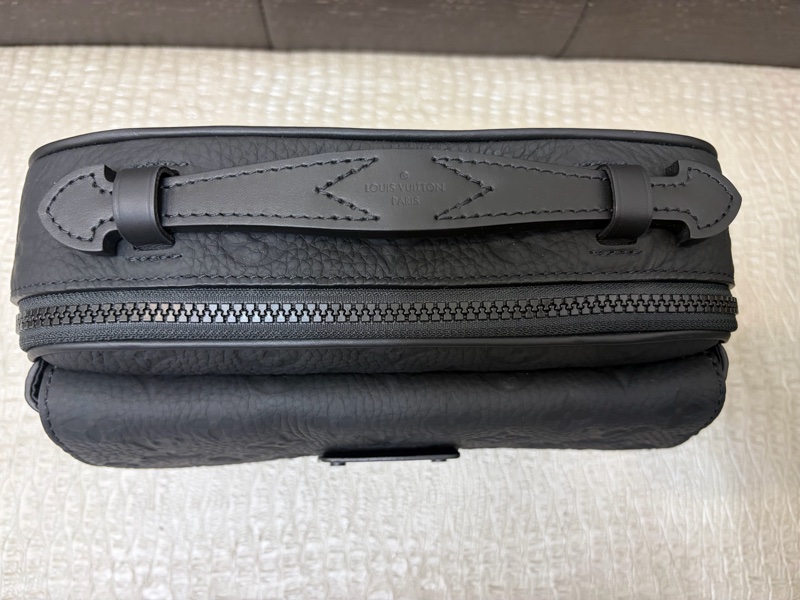 LV 黑牛皮壓紋S-Lock郵差包 M58489-6