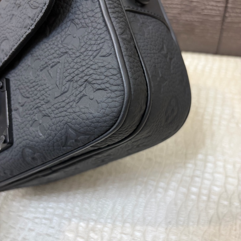 LV 黑牛皮壓紋S-Lock郵差包 M58489-7