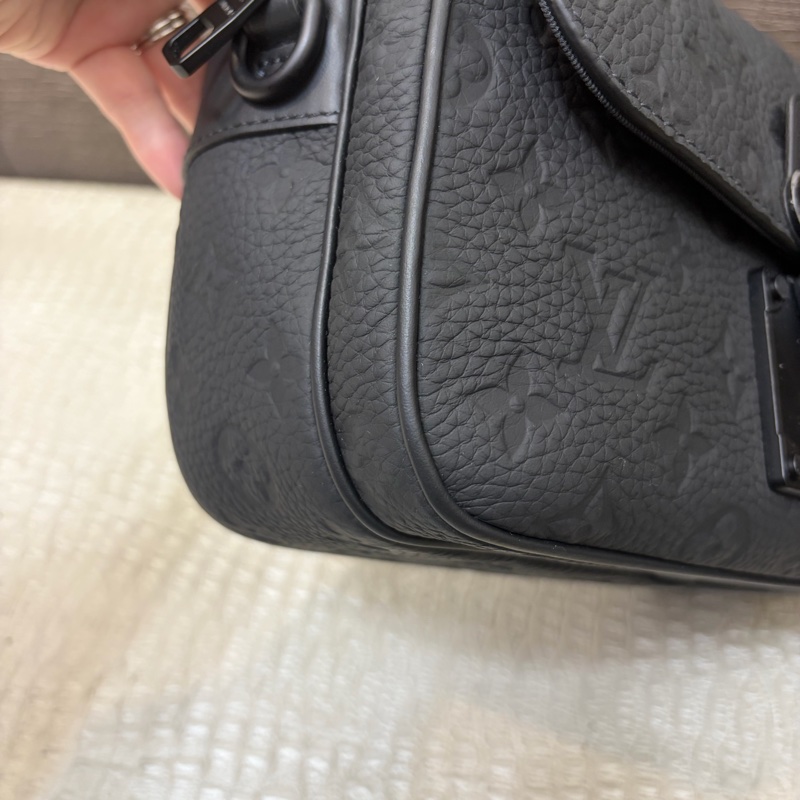 LV 黑牛皮壓紋S-Lock郵差包 M58489-8