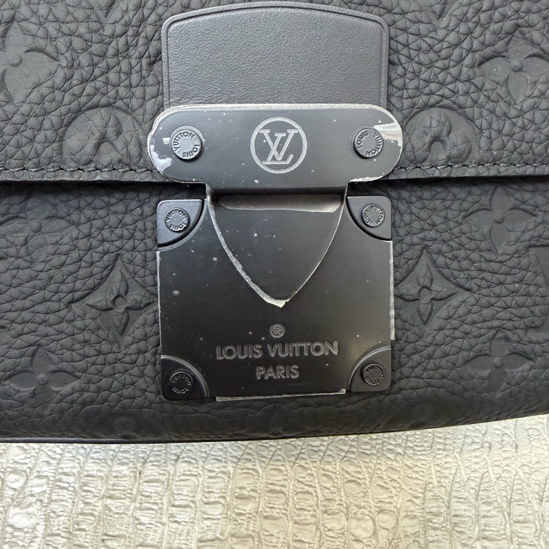 LV 黑牛皮壓紋S-Lock郵差包 M58489-9