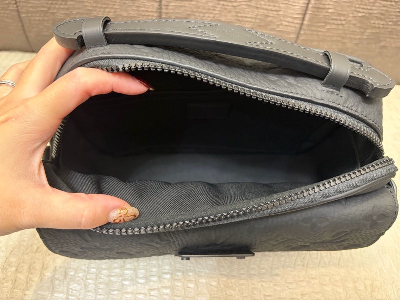 LV 黑牛皮壓紋S-Lock郵差包 M58489-10