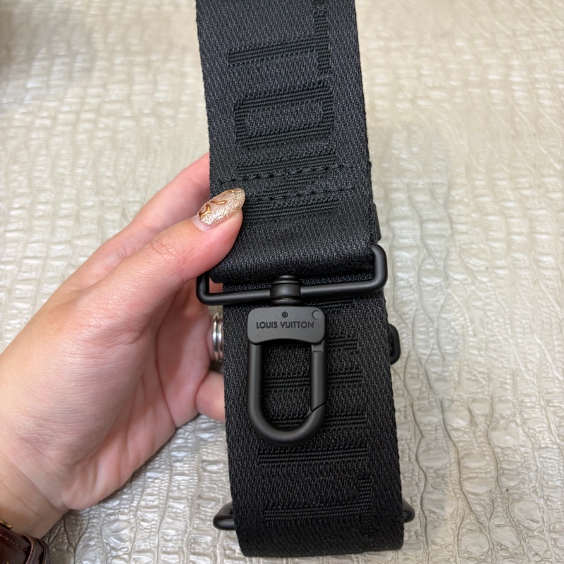 LV 黑牛皮壓紋S-Lock郵差包 M58489-11