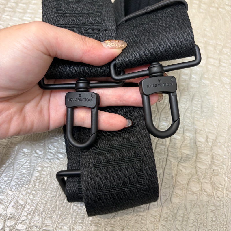 LV 黑牛皮壓紋S-Lock郵差包 M58489-12