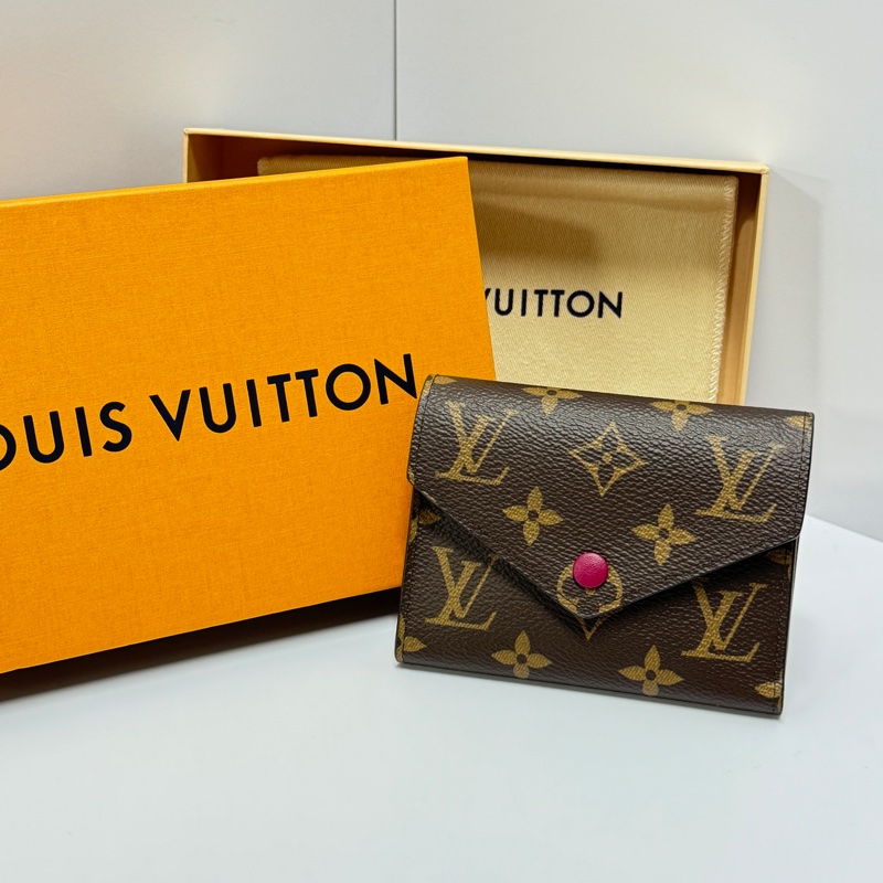 【全新閒置品🎁】 LV Victorine “晶片款” 經典老花 短夾（專櫃24800）-1