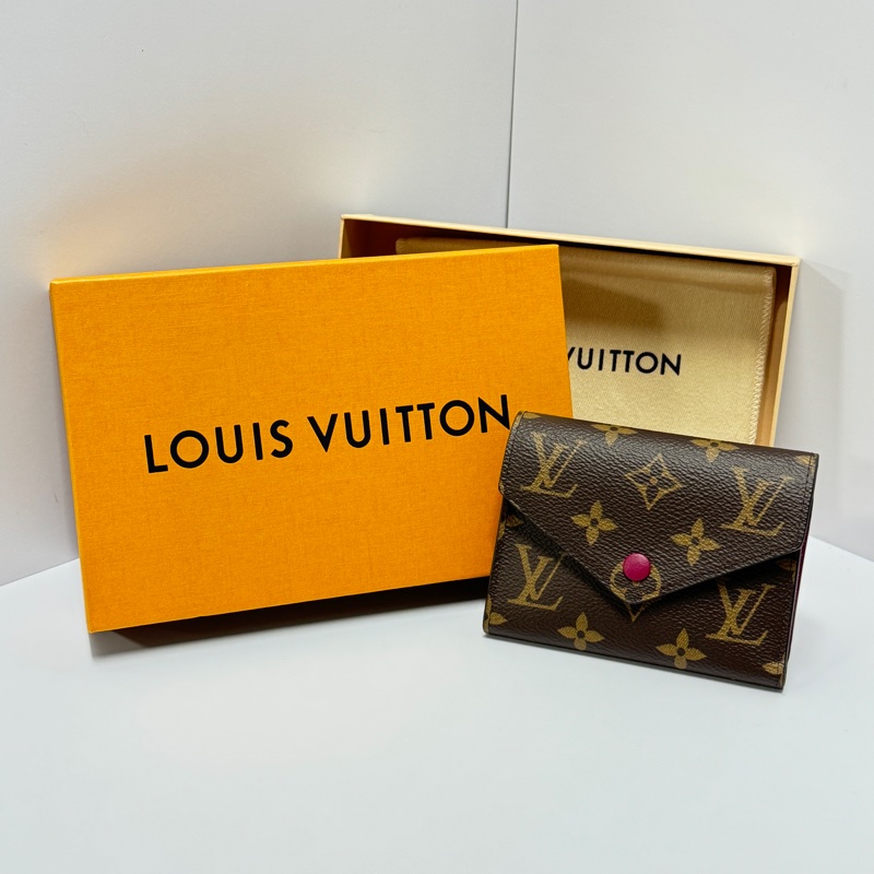【全新閒置品🎁】 LV Victorine “晶片款” 經典老花 短夾（專櫃24800）-16