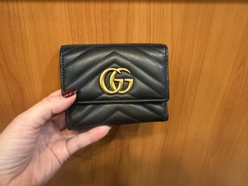 Gucci 黑牛皮金釦GG Marmont內6卡零錢袋三折短夾-0