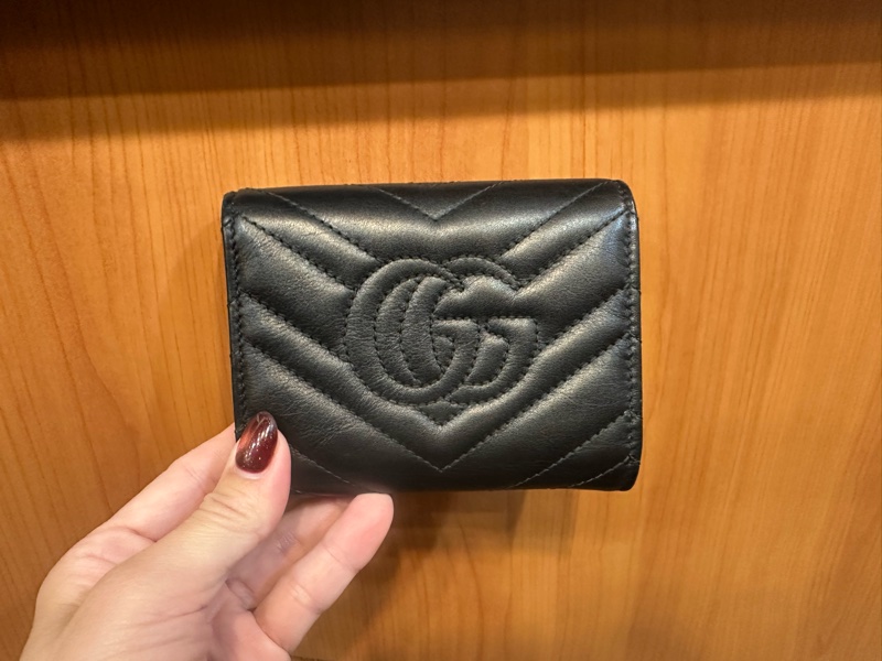 Gucci 黑牛皮金釦GG Marmont內6卡零錢袋三折短夾-1