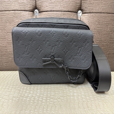 LV 黑牛皮壓紋黑釦Steamer斜背包M23742