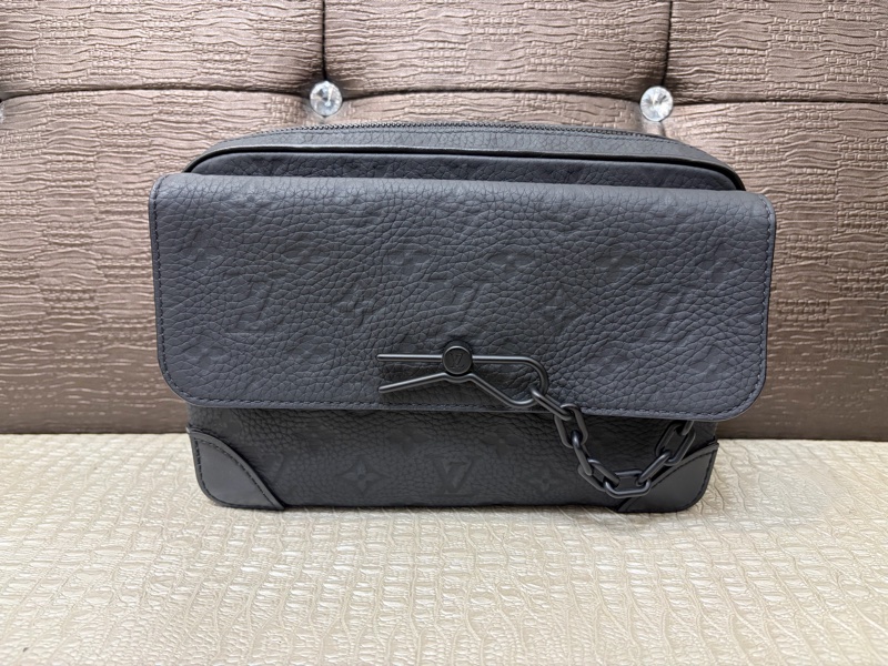 LV 黑牛皮壓紋黑釦Steamer斜背包M23742-1