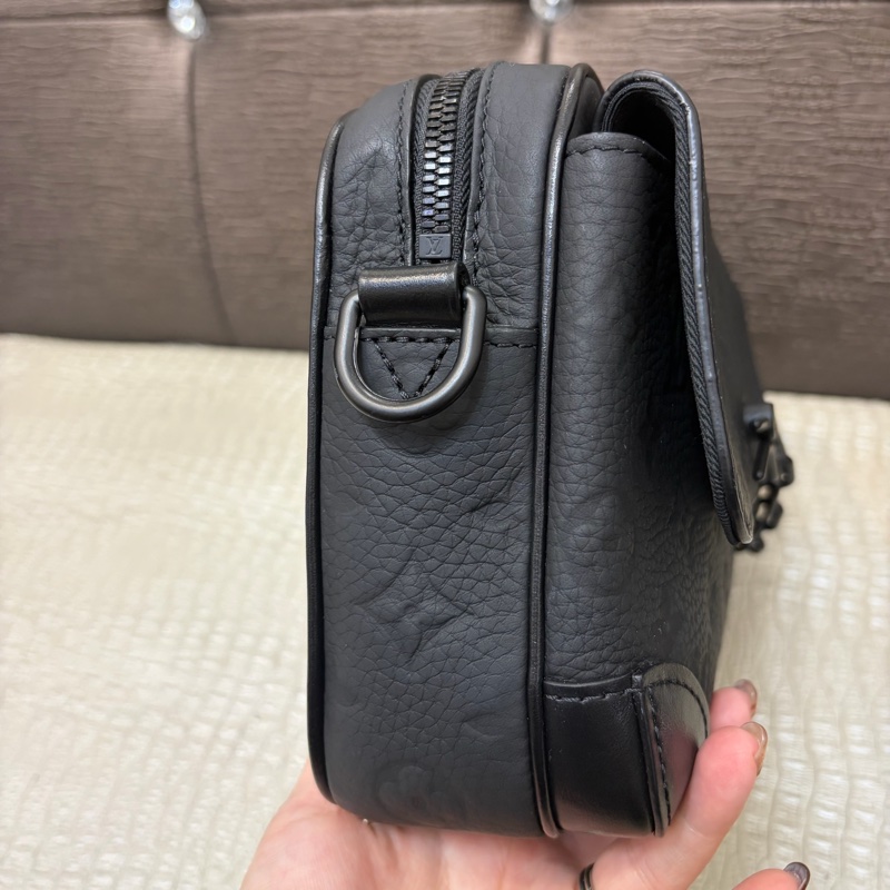 LV 黑牛皮壓紋黑釦Steamer斜背包M23742-3