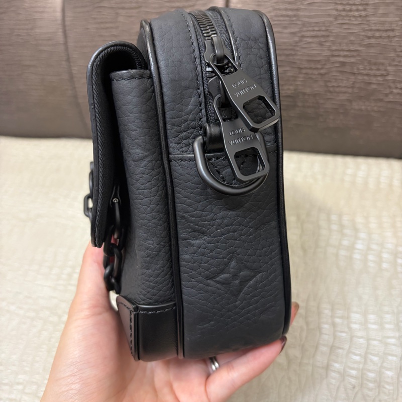 LV 黑牛皮壓紋黑釦Steamer斜背包M23742-4