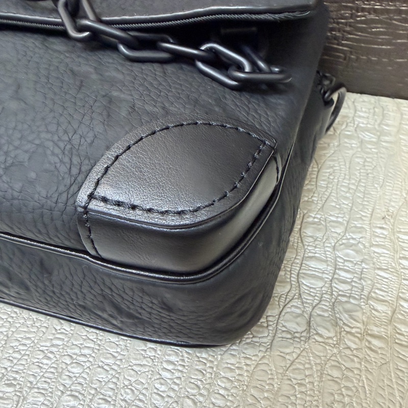 LV 黑牛皮壓紋黑釦Steamer斜背包M23742-5