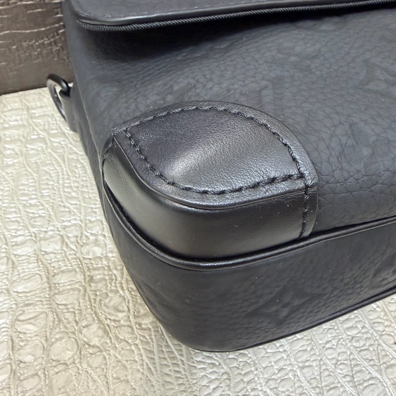 LV 黑牛皮壓紋黑釦Steamer斜背包M23742-6