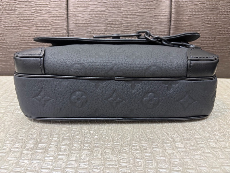 LV 黑牛皮壓紋黑釦Steamer斜背包M23742-7