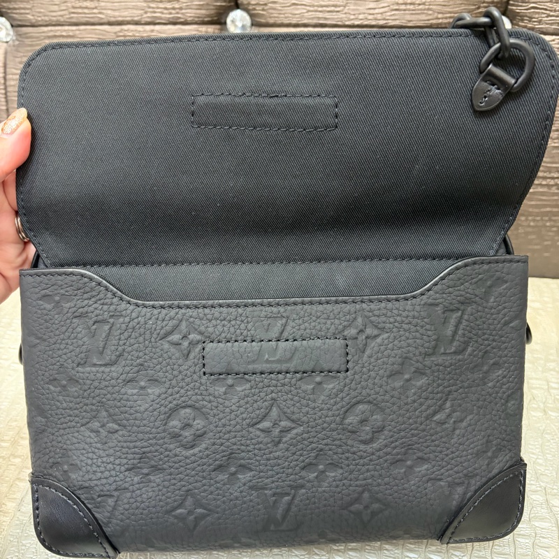 LV 黑牛皮壓紋黑釦Steamer斜背包M23742-9