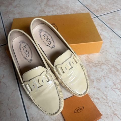 Tod’s 漆皮 豆豆鞋 米白色