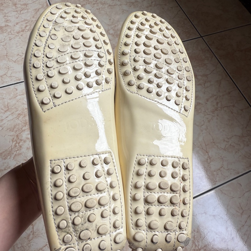 Tod’s 漆皮 豆豆鞋 米白色-1