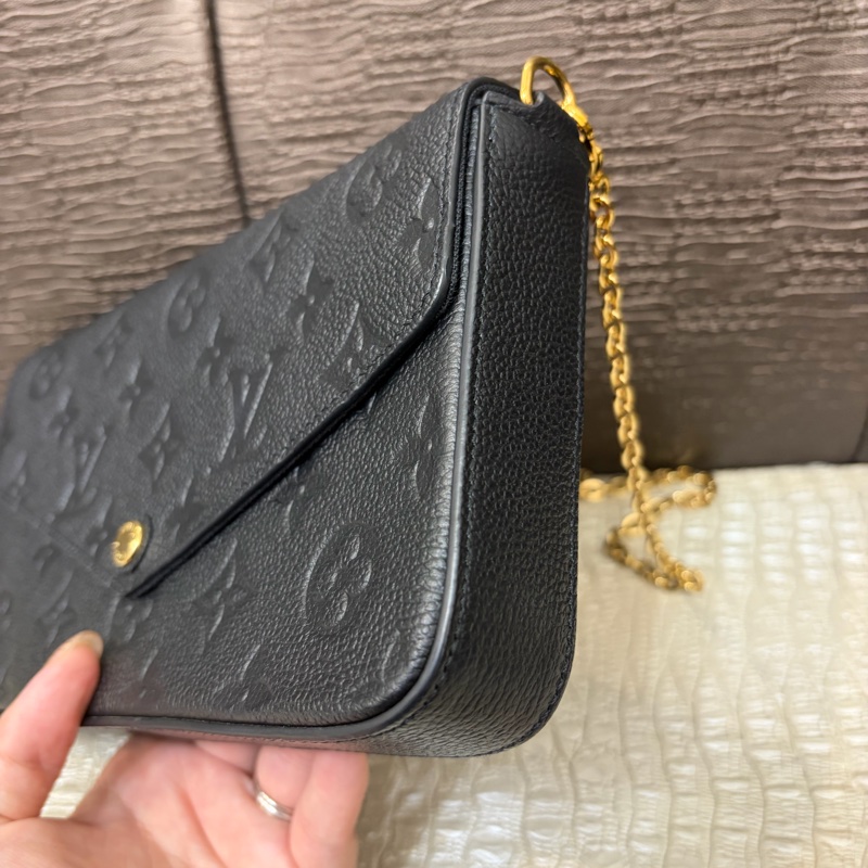 LV 黑牛皮壓紋三合一鏈包M64064-3