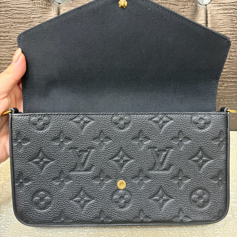 LV 黑牛皮壓紋三合一鏈包M64064-7