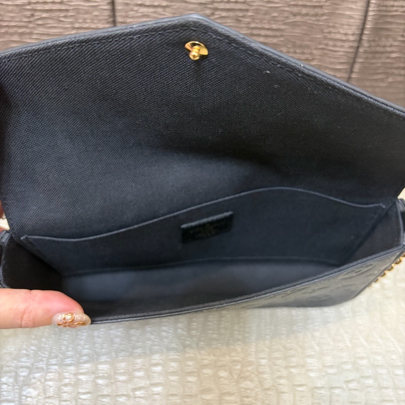 LV 黑牛皮壓紋三合一鏈包M64064-8