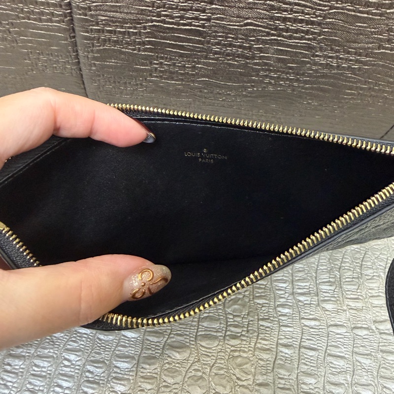 LV 黑牛皮壓紋三合一鏈包M64064-10