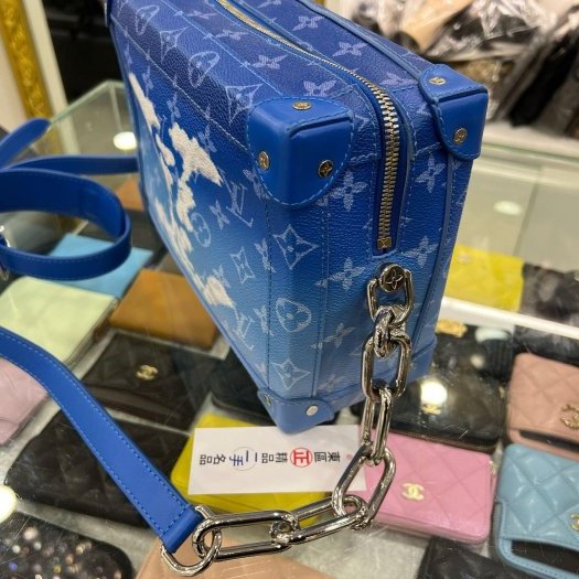 東區正精品㊣ LV SOFT TRUNK M45430 限量藍色字紋雲朵硬箱造型銀鍊金屬斜背包 RZ5148-4