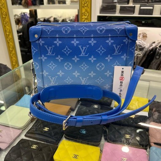 東區正精品㊣ LV SOFT TRUNK M45430 限量藍色字紋雲朵硬箱造型銀鍊金屬斜背包 RZ5148-9