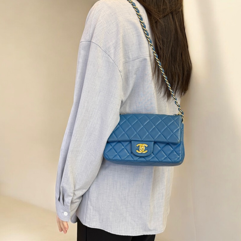 💙香奈兒coco20CHANEL藍色羊皮金釦CF20口蓋包A69900-0