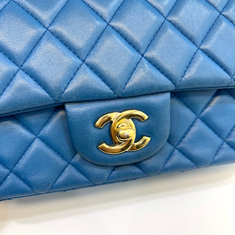 💙香奈兒coco20CHANEL藍色羊皮金釦CF20口蓋包A69900-23