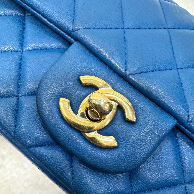 💙香奈兒coco20CHANEL藍色羊皮金釦CF20口蓋包A69900-18