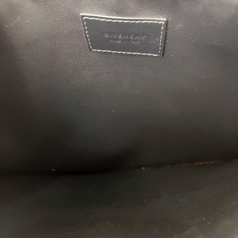 Givenchy 黑色字母手拿包30*20  98新配件塵袋-1