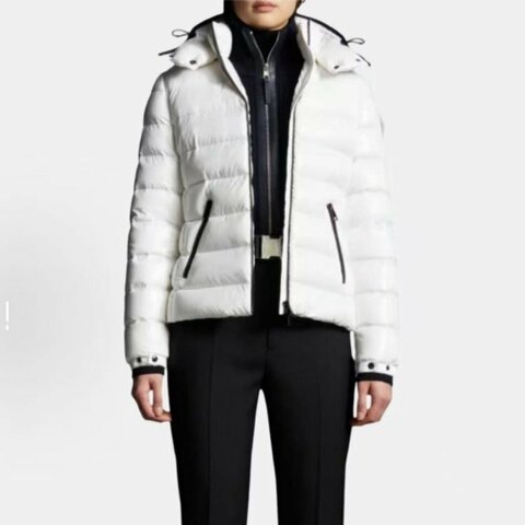 Moncler Bady 乳白色刺繡徽標logo短款鵝絨雪山羽絨外套 2碼，衣長57cm，胸圍94cm 98新配件塵袋