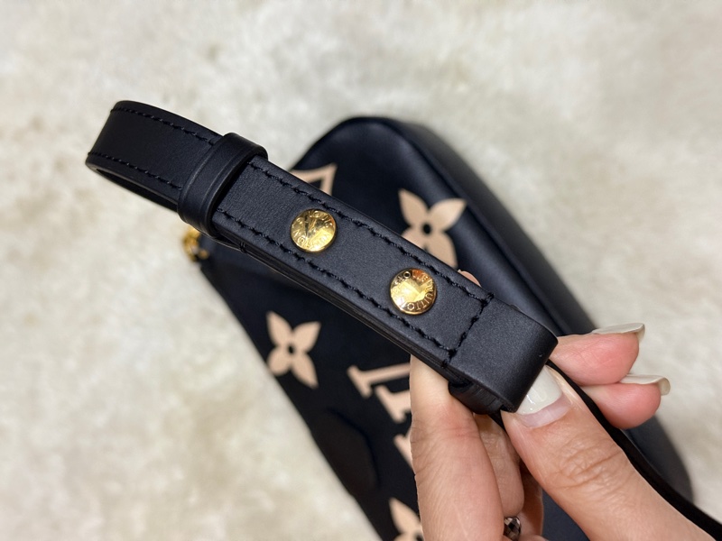 未使用品✨LV牛皮印花 雙色 黑白 斜背包 揹帶可調長度 可拆卸-32