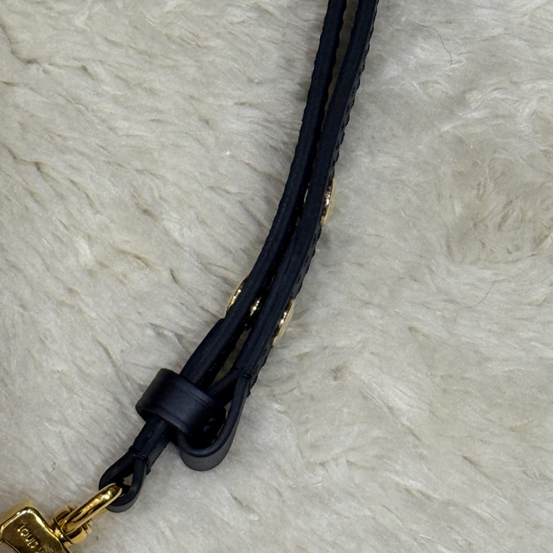 未使用品✨LV牛皮印花 雙色 黑白 斜背包 揹帶可調長度 可拆卸-44