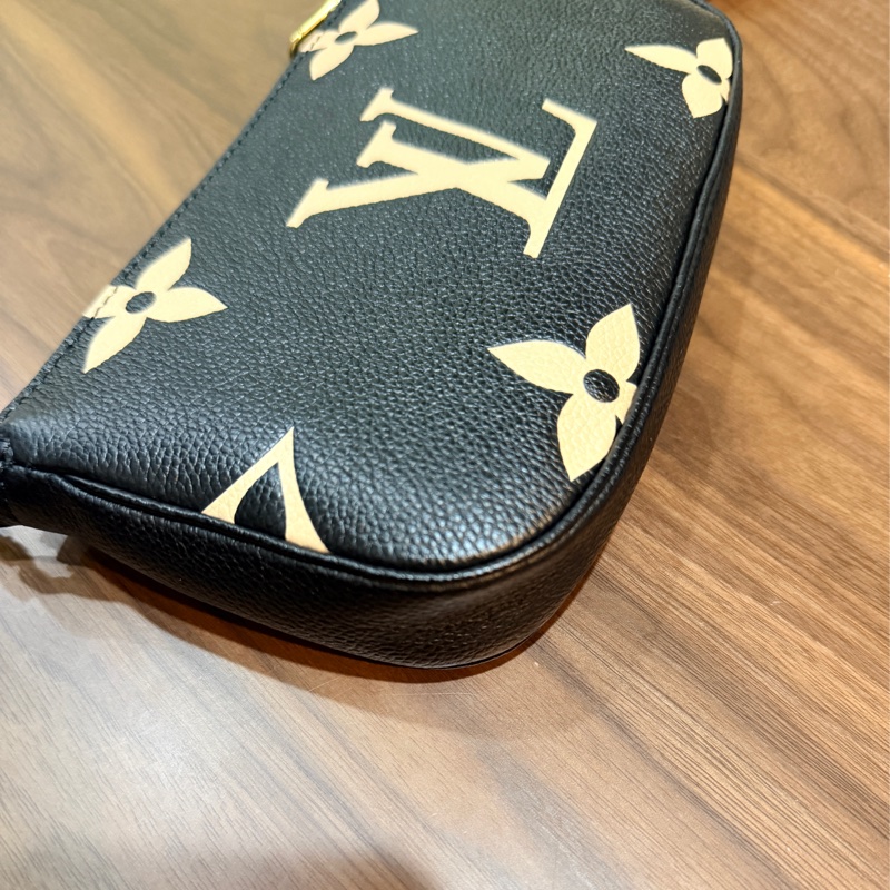 未使用品✨揹帶很美🖤LV 拼色印花 可放手機的牛皮麻將包 揹帶可拆卸-31