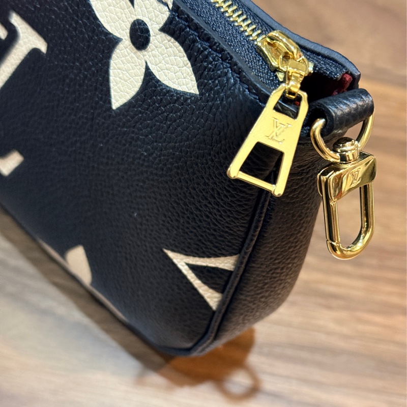 未使用品✨揹帶很美🖤LV 拼色印花 可放手機的牛皮麻將包 揹帶可拆卸-35