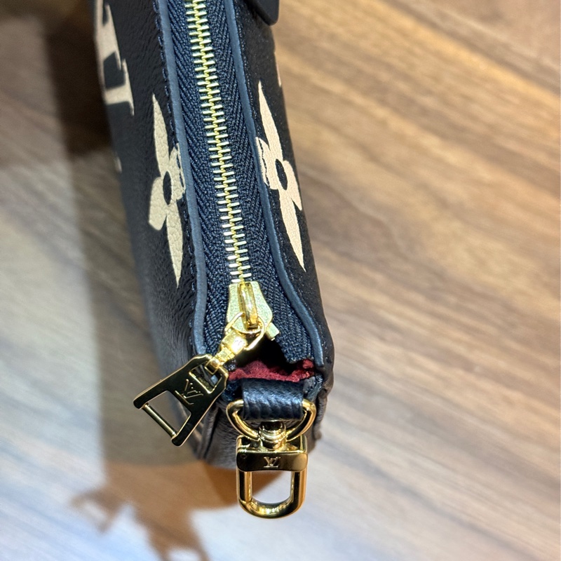 未使用品✨揹帶很美🖤LV 拼色印花 可放手機的牛皮麻將包 揹帶可拆卸-36