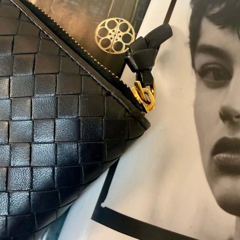 ✔️BOTTEGA VENETA BV 寶緹嘉經典編織拉鍊長夾 黑-26